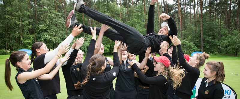 Hoch soll er fliegen: Die Reichswalder Damen feierten den Tagessieg ausgelassen mit ihrem Coach Marcus Lindner. (Foto: Stefan Heigl)
