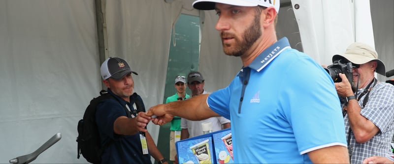 Dustin Johnson hatte am Moving Day auch knifflige Situationen zu lösen. Mit dabei: der Schlag aus der Catering-Abteilung. (Foto: Getty)