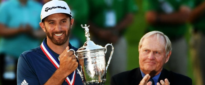 Dustin Johnson bekommt die Trophäe für seinen Sieg bei der 116. US Open im Oakmont Country Club von niemand geringerem als Jack Nicklaus überreicht. (Foto: Getty)