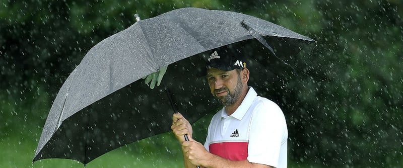 Auch Sergio Garcia musste bei der BMW International Open mehr als einmal unter dem Regenschirm Schutz suchen. (Foto: Getty)