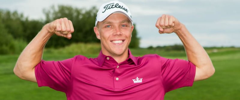 Ein breites Grinsen und die Fäuste zum Jubeln geballt: Max Ruttloff freut sich über seinen ersten Turniersieg als Profi. (Foto: Twitter.com/@PGATOURcanada)