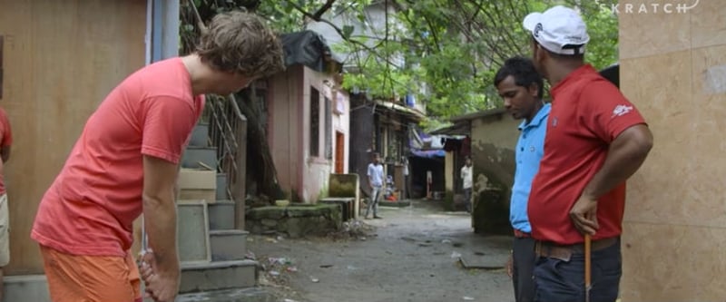 Golf wird überall auf der Welt gespielt, sogar in den Slums von Mumbai. Erik Anders Lang probiert es aus. (Screenshot: adventuresingolf.skratchtv.com)