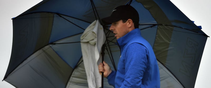 Rory McIlroy sucht Schutz vor Regen und Wind an Tag zwei der Open Championship im Royal Troon Golf Club. (Foto: Getty)