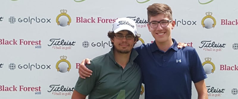 Hinrich Arkenau (links), Sieger der Kosaido Düsseldorf Open, mit seinem Golf Post Caddie Julian Benger. (Foto: Golf Post)