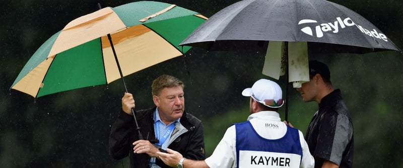 Martin Kaymer und sein Caddy kamen am Moving Day der PGA Championship nicht über das Einschlagen hinaus. Die Runde wurde noch vor Kaymers Start unter- und später abgebrochen. (Foto: Getty)