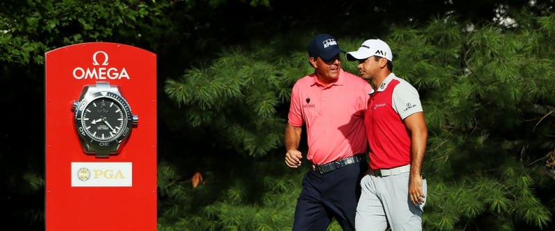 Phil Mickelson holt sich schon am ersten Tag der PGA Championship Ratschläge bei Jason Day. Die beiden waren mit Rory McIlroy unterwegs und lediglich Jason Day wusste zu überzeugen. (Foto: Getty)