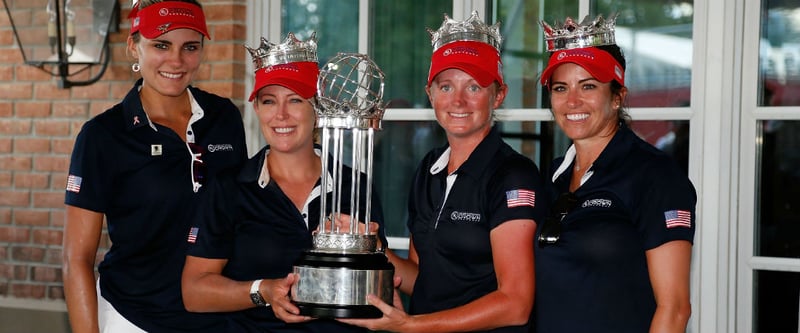 Lexi Thompson, Cristie Kerr, Stacy Lewis und Gerina Piller setzen sich die Krone auf und gewinnen die UL International Crown. (Foto: Getty)