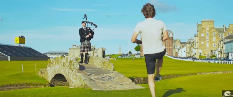 Auch das ist Schottland: Einmal zu Dudelsackmusik auf dem Old Course tanzen. (Foto: Screenshot)