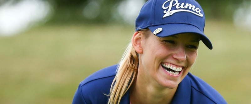Moderatorin Annica Hansen reitet nicht nur, sondern spielt auch mit viel Freude Golf.
