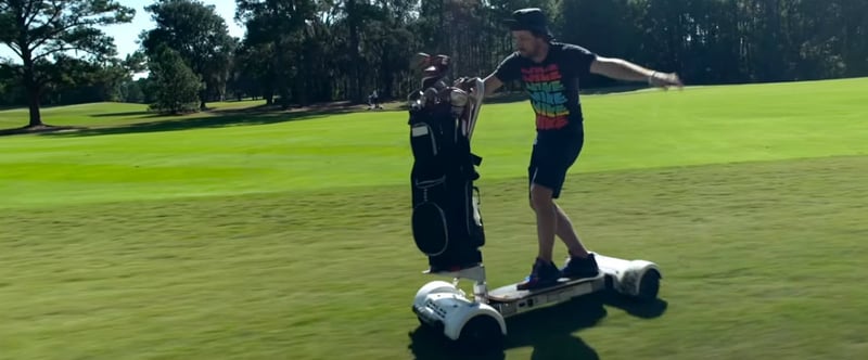 Sieht leicht aus - soll es auch sein. Das Fahren mit dem Golfboard ist in wenigen Minuten erlernt. (Foto: Screenshot)