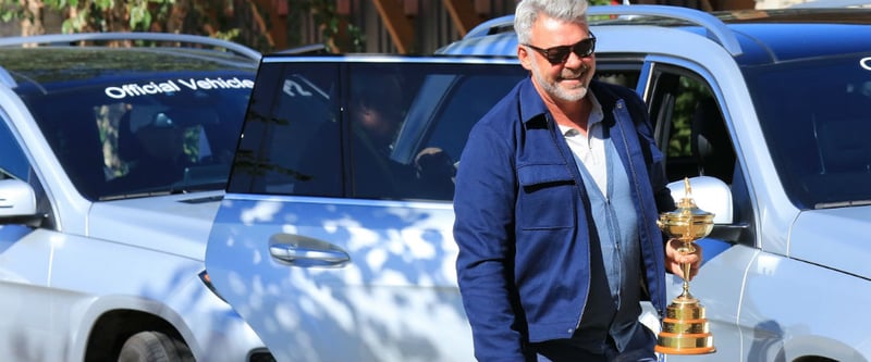 Mit breitem Grinsen und Trophäe hält Darren Clarke Einzug in Hazeltine. Hat der europäische Ryder-Cup-Kapitän auch am Ende der Woche noch ein Lachen auf den Lippen? (Foto: Getty)