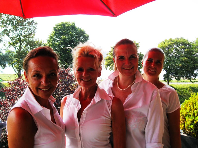 Hier zu sehen: Die Vorstandsmitglieder des Driving Queens Ladies for Charity e.V. (Geshe Höhne, Susanne Fiederer, Sue Bischoff, Michaela Wolf). (Foto: Driving Queens)