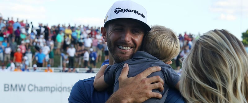 Dustin Johnson ist im vollkommenen Glück angekommen. Mit seinem Sohn im Arm feiert er den Sieg bei der BMW Championship. (Foto: Getty)