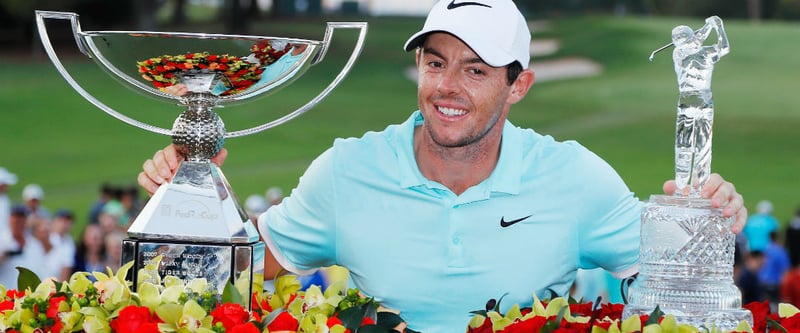 Rory McIlroy verdient sich gleich zwei Trophäen: Den FedExCup und den Pokal der Tour Championship. (Foto: Getty)