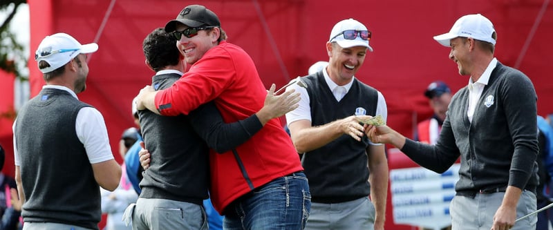 Ein glücklicher Fan: David Johnson gelingt ein historischer Putt. Dafür bekommt er sogar eine Umarmung von Rory McIlroy beim Ryder Cup 2016 (Foto: Getty)