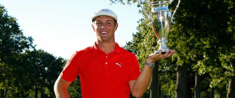 Bryson DeChambeau freut sich bei der DAP Championship über die Trophäe und seine Tourkarte für die Saison 2016/17. (Foto: Getty)