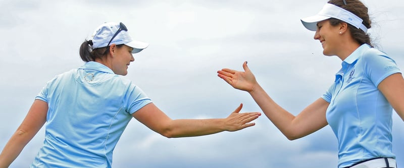 Caroline Masson (l.) und Sandra Gal sitzen bei der Blue Bay LPGA der Führenden im Nacken.