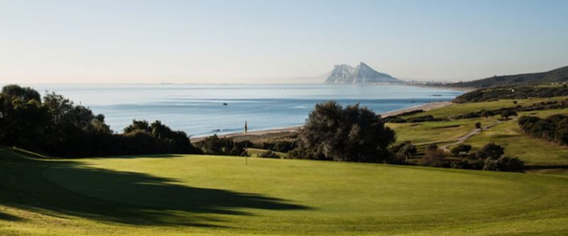 An Spaniens südlicher Mittelmeerküste golft es sich mit Blick auf den Affenfelsen von Gibraltar.