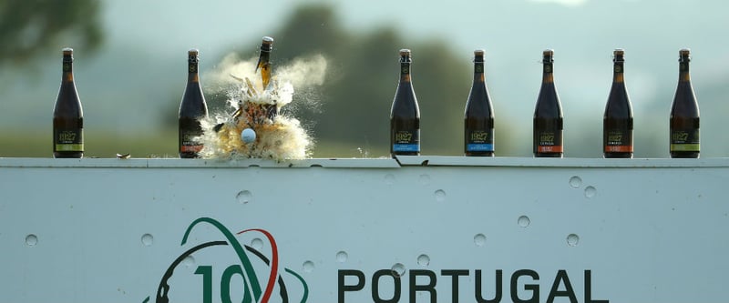 Scherben bringen Glück: Drei Profis sorgen für eine Menge Spaß bei der Flaschen-Challenge vor dem Portugal Masters. (Foto: Getty)