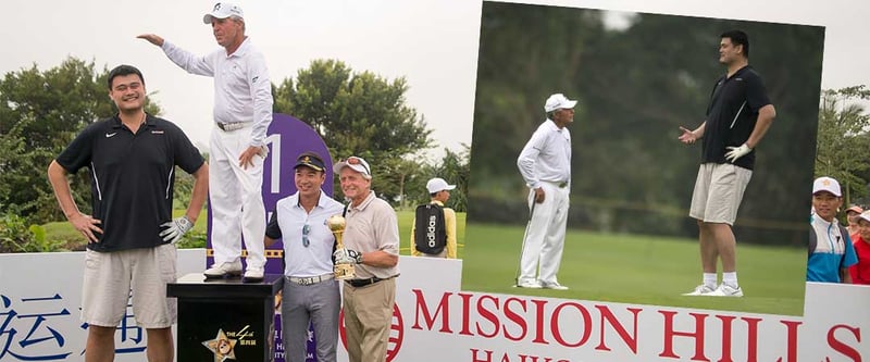 Gegenüber Yao Ming wirkt sogar einer der größten Golfer der Welt ganz winzig. (Fotos: Getty)