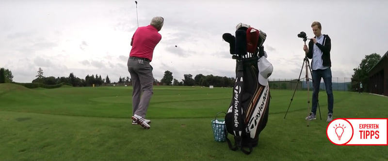 Golftrainer Frank Adamowicz zeigt, wie ein 
