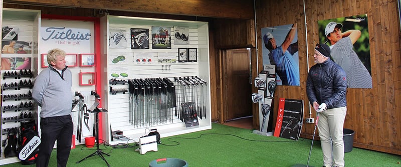 Im Titleist Fitting Centre im GC Am Alten Fliess wurde ein glücklicher Golf Post Leser (re.) von einem Titleist Fitting-Experten (li.) mit dem neuen Titleist 917D Driver ausgestattet. (Foto: Golf Post)