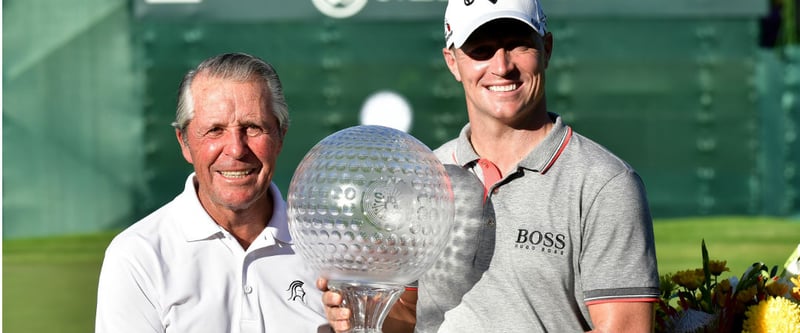 Gary Player (r.) überreicht Alex Noren die wohlverdiente Trophäe zu seinem Sieg bei der Nedbank Golf Challenge. (Foto: Getty)