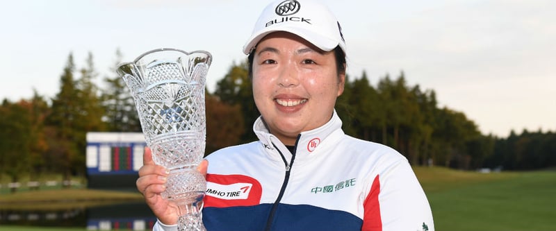 Stolze Siegerin: Shanshan Feng kann sich erneut über eine Trophäe freuen, diesmal bei der Toto Japan Classic. (Foto: Getty)