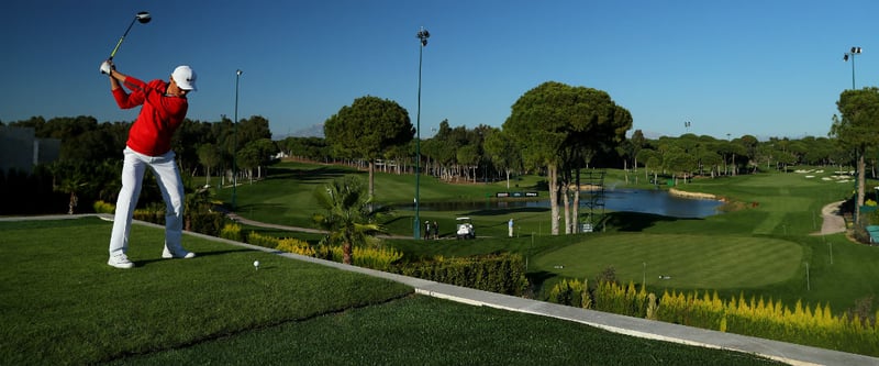 Über den Dächern an der türkischen Mittelmeerküste: Die Spieler der European Tour genießen am 16. Loch eine tolle Aussicht. (Foto: Getty)