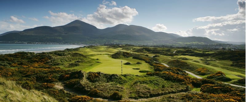 Der Royal County Down Golf Club in Nordirland ist von 