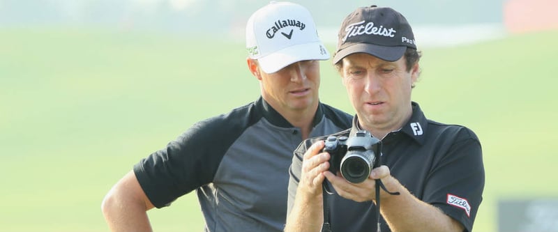 Auch Alex Noren und sein Coach analysieren gemeinsam die Ergebnisse der Trainingsarbeit. (Foto: Getty)