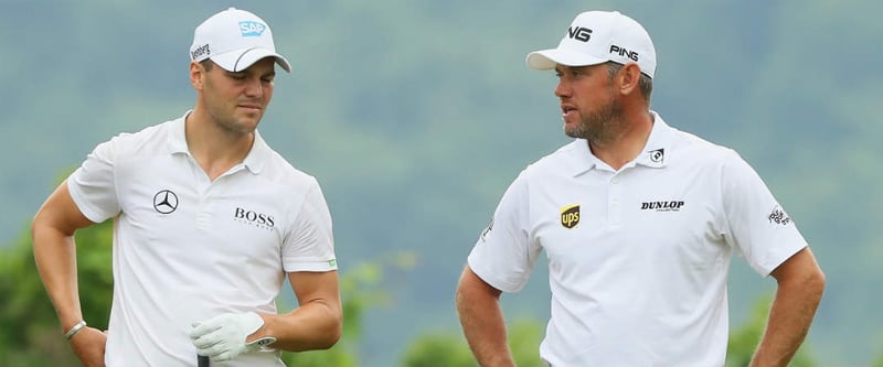 Martin Kaymer (l) und Lee Westwood gehen bei der Omega Dubai Desert Classic gemeinsam auf die ersten beiden Runden. (Foto: Getty)