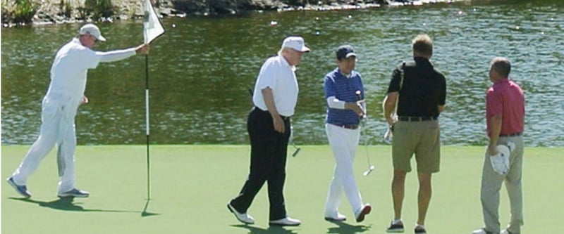 Auf eine Runde: Donald Trump, Ernie Els und der japanische Premierminister Shinzo Abe spielten eine gemeinsame Runde Golf. (Foto: Getty)