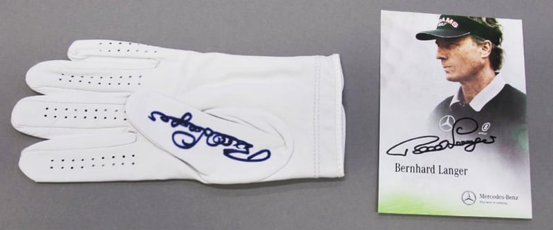United Charity versteigert diesen signierten Golfhandschuh von Bernhard Langer. (Foto: United Charity)