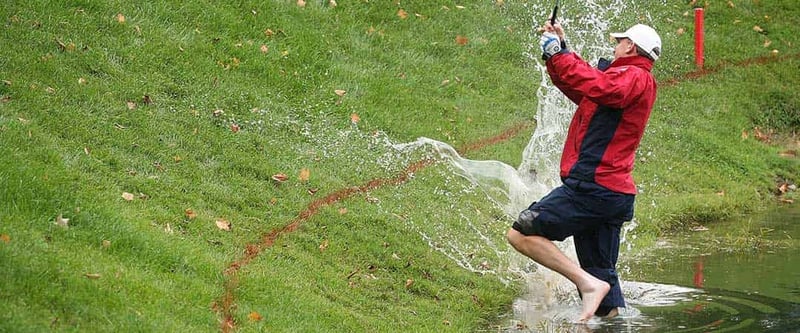 Seitliche Wasserhindernisse sind durch rote Markierungen gekennzeichnet. (Foto: Getty)