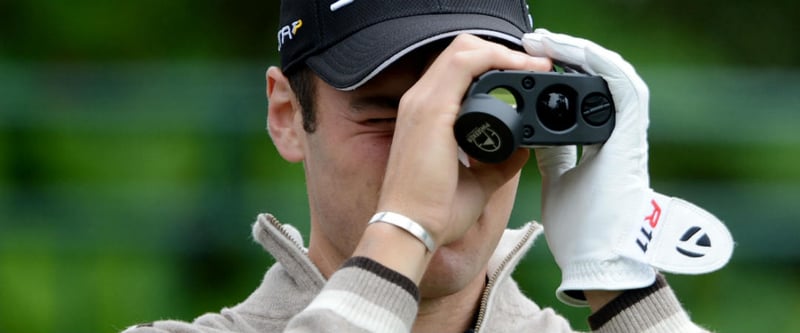 Martin Kaymer benutzt einen Entfernungsmesser im Vorfeld der U.S. Open. (Foto: Getty)