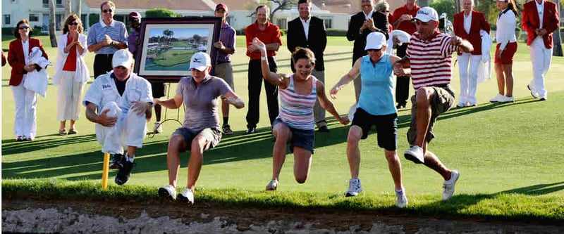 Bei der ANA Inspiration feiert die Siegerin ihren Erfolg traditionell mit einem Sprung in den Teich. (Foto: Getty)