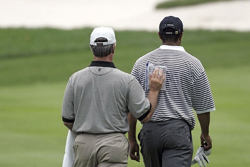 Tiger Woods (r) bekommt zur Linderung ein Kuehlpaket auf den Ruecken. (Foto: Getty)