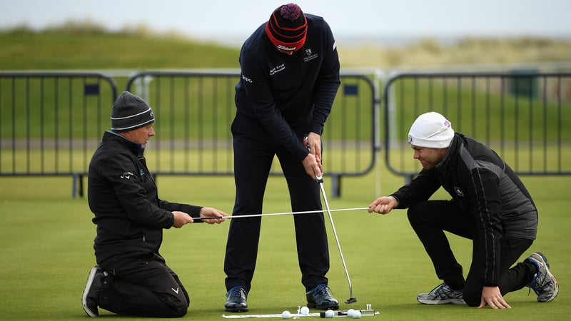 Das Golftraining macht auch auf dem Grün zu zweit oder dritt mehr Spaß. (Foto: Getty)