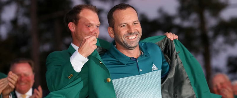 Mit einem breiten Lächeln nimmt Sergio Garcia das Green Jacket beim US Masters 2017 in Empfang. (Foto: Getty)