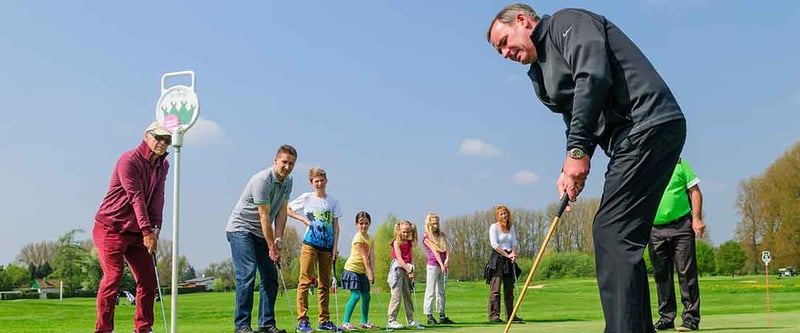 Bei der Golf-Erlebniswoche kann man einfach zum Schläger greifen und ausprobieren. (Foto: DGV/Rochau)