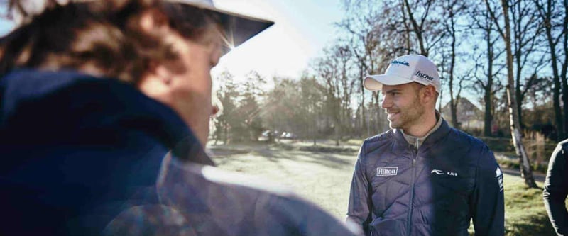 Golf Post (li.) hat sich mit dem European-Tour-Profi und Kjus Markenbotschafter Bernd Ritthammer im GC Föhr auf eine 9-Loch-Runde getroffen. (Foto: Mike Meyer für KJUS)