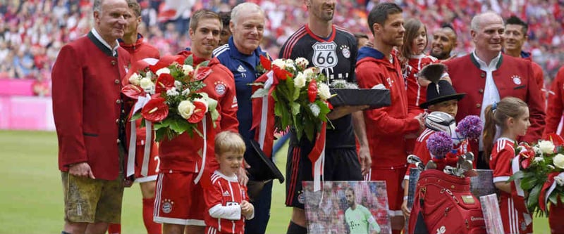 Philipp Lahm bekommt zum Abschied ein Golfbag geschenkt - natürlich im Bayern-Stil. (Foto: Twitter/@FCBayern)
