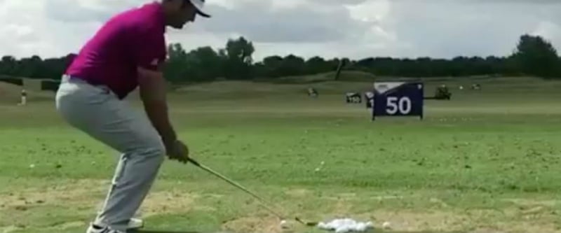 Jon Rahm übt Flop-Shots mit einem Eisen 6 bei der Open de France in Paris. (Foto: Twitter@AussieGolfer)