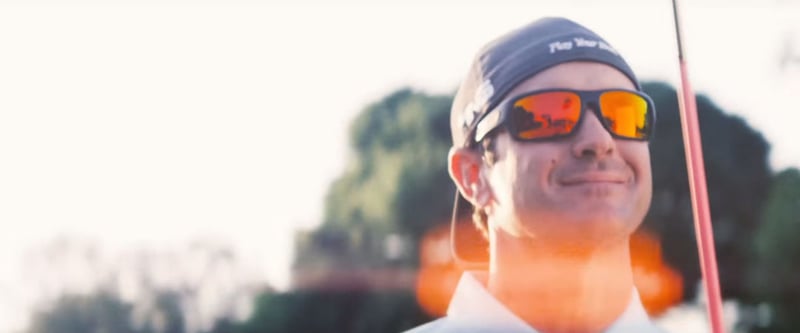 Bubba Watson nimmt Golf immer und überall mit hin. (Screenshot: Youtube/Oakley)