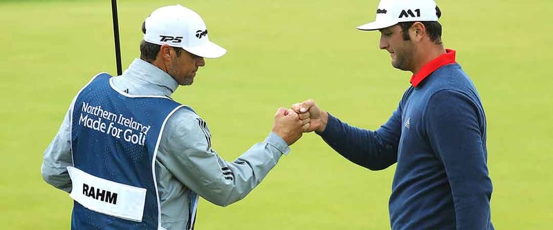 John Rahm feiert nach dem Gewinn der Irish Open mit seinem Caddie. (Foto: Getty)