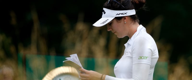 Der Blick in ihr schlaues Büchlein rettete Sandra Gal auch nicht vor dem verpassten Cut bei der KPMG Women's PGA Championship. (Foto: Getty)