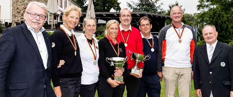 Die Medaillengewinner der Internationalen Amateurmeisterschaft von Deutschland in der AK 50 mit Susanne Lichtenberg, Stephanie Kiefer, Caroline Effert, Ekkehart H. Schieffer, Andreas Braatz und Andreas Stamm. Links im Bild Hansgünter Oberrecht (Präsident MGC Bad Ems) sowie rechts Gerd Kohns (Vizepräsident DGV). (Foto: DGV/Tiess)