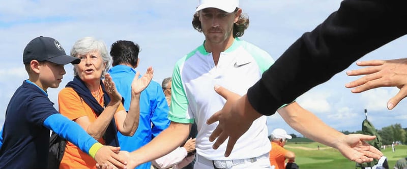 Im Golf Post Talk: Der Sieger der diesjährigen Open de France Tommy Fleetwood begrüßt seine Fans. (Foto: Getty)