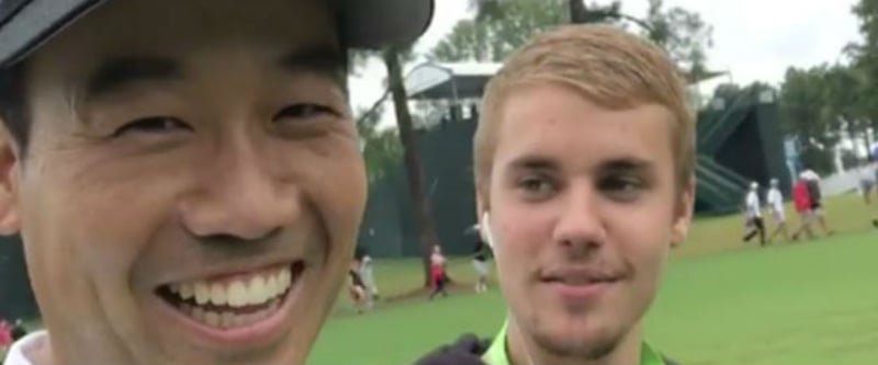 Kevin Na und Wesley Bryan rappen mit Justin Bieber über dem Platz des Quail Hollow Golf Clubs. (Foto: Twitter@Thescore)